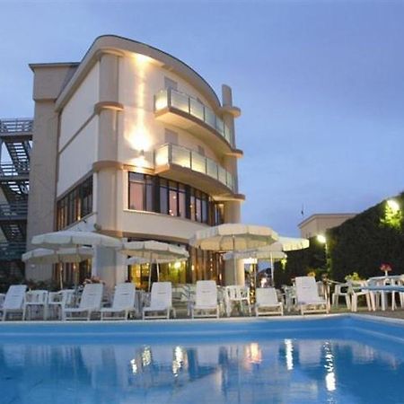 Hotel Capitol San Mauro Mare Exteriör bild