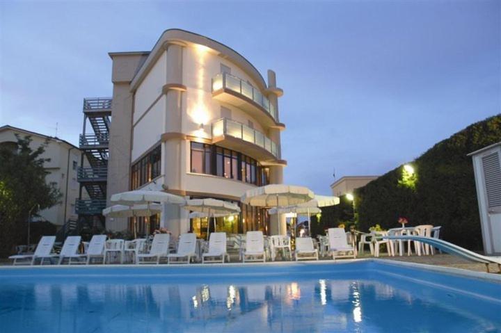 Hotel Capitol San Mauro Mare Exteriör bild