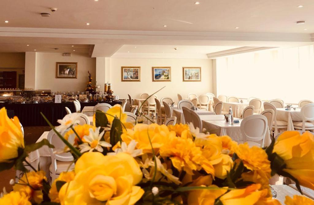 Hotel Capitol San Mauro Mare Exteriör bild