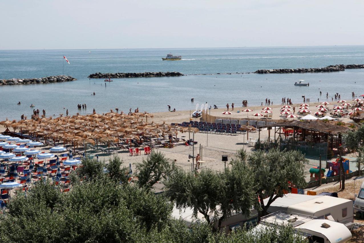 Hotel Capitol San Mauro Mare Exteriör bild